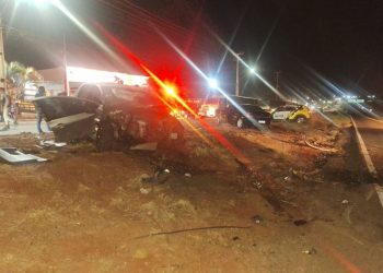 Homem morre e outras cinco pessoas ficam feridas após dois carros baterem de frente em rodovia do Paraná