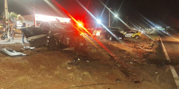Homem morre e outras cinco pessoas ficam feridas após dois carros baterem de frente em rodovia do Paraná