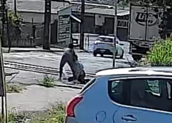 VÍDEO: motorista corre até ferrovia e salva homem preso nos trilhos 8 segundo antes de trem passar, no PR