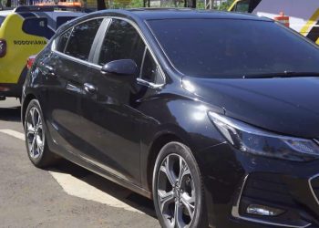 Policiais perseguem carro por 15 quilômetros em estrada do Paraná e descobrem adolescente de 15 anos dirigindo