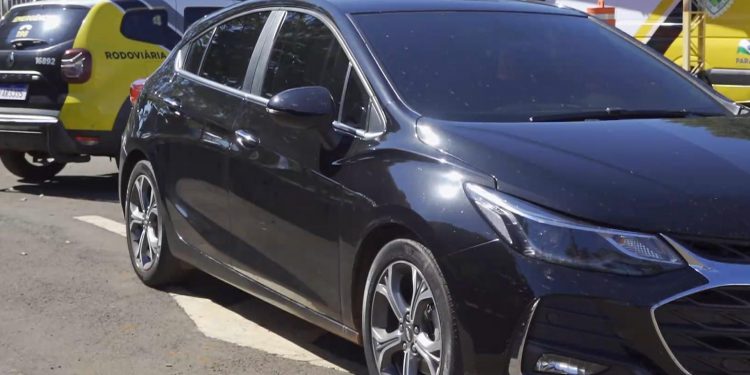 Policiais perseguem carro por 15 quilômetros em estrada do Paraná e descobrem adolescente de 15 anos dirigindo