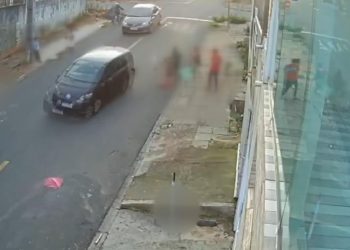 Motorista em alta velocidade atropela crianças que empinavam pipa e foge sem prestar socorro em Curitiba