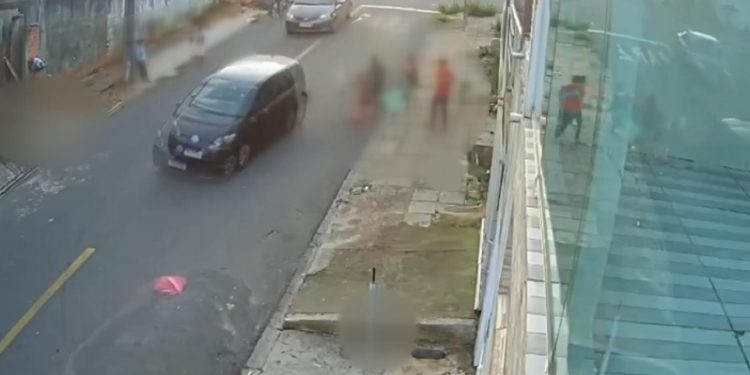 Motorista em alta velocidade atropela crianças que empinavam pipa e foge sem prestar socorro em Curitiba
